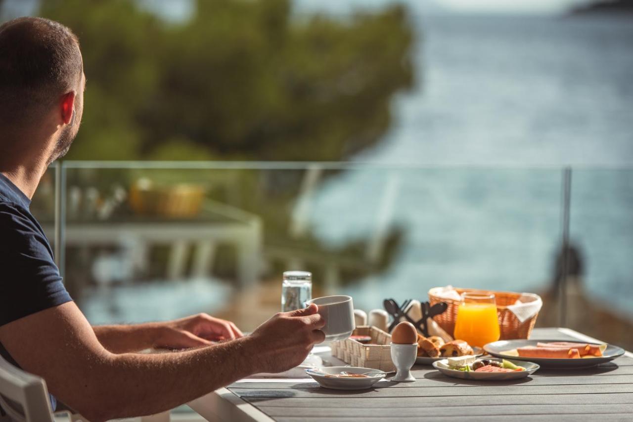 Trizonia Bay Hotel Luaran gambar