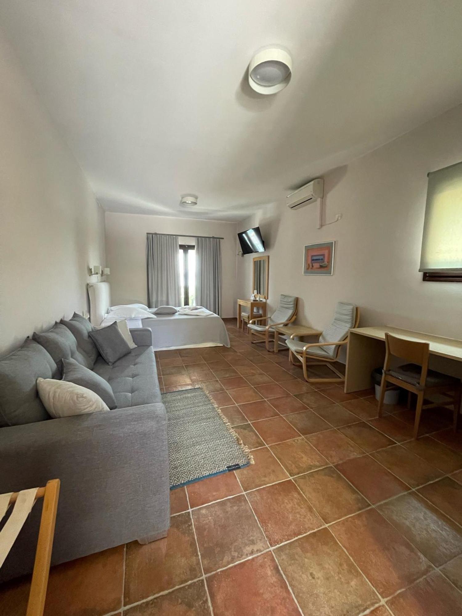 Trizonia Bay Hotel Luaran gambar