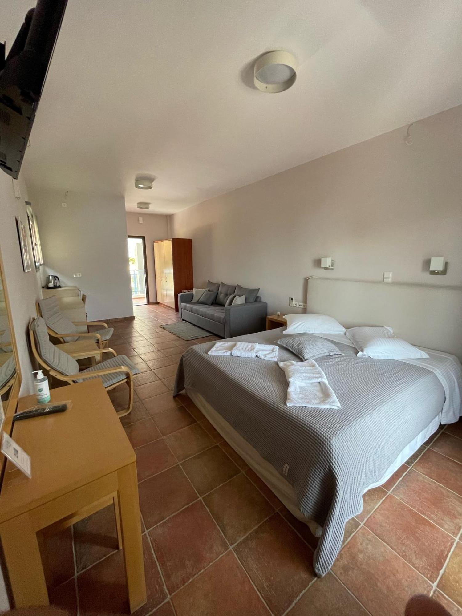 Trizonia Bay Hotel Luaran gambar