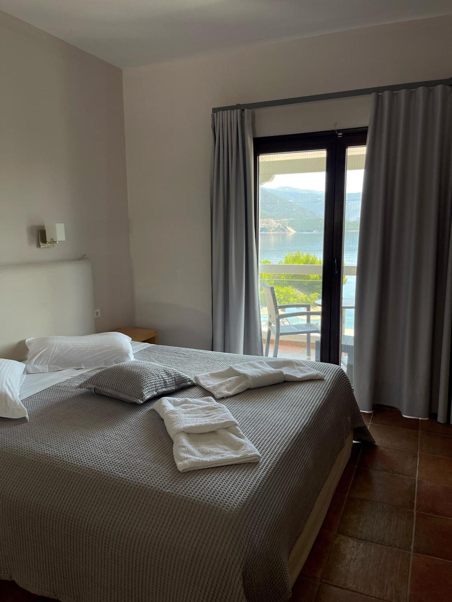 Trizonia Bay Hotel Luaran gambar